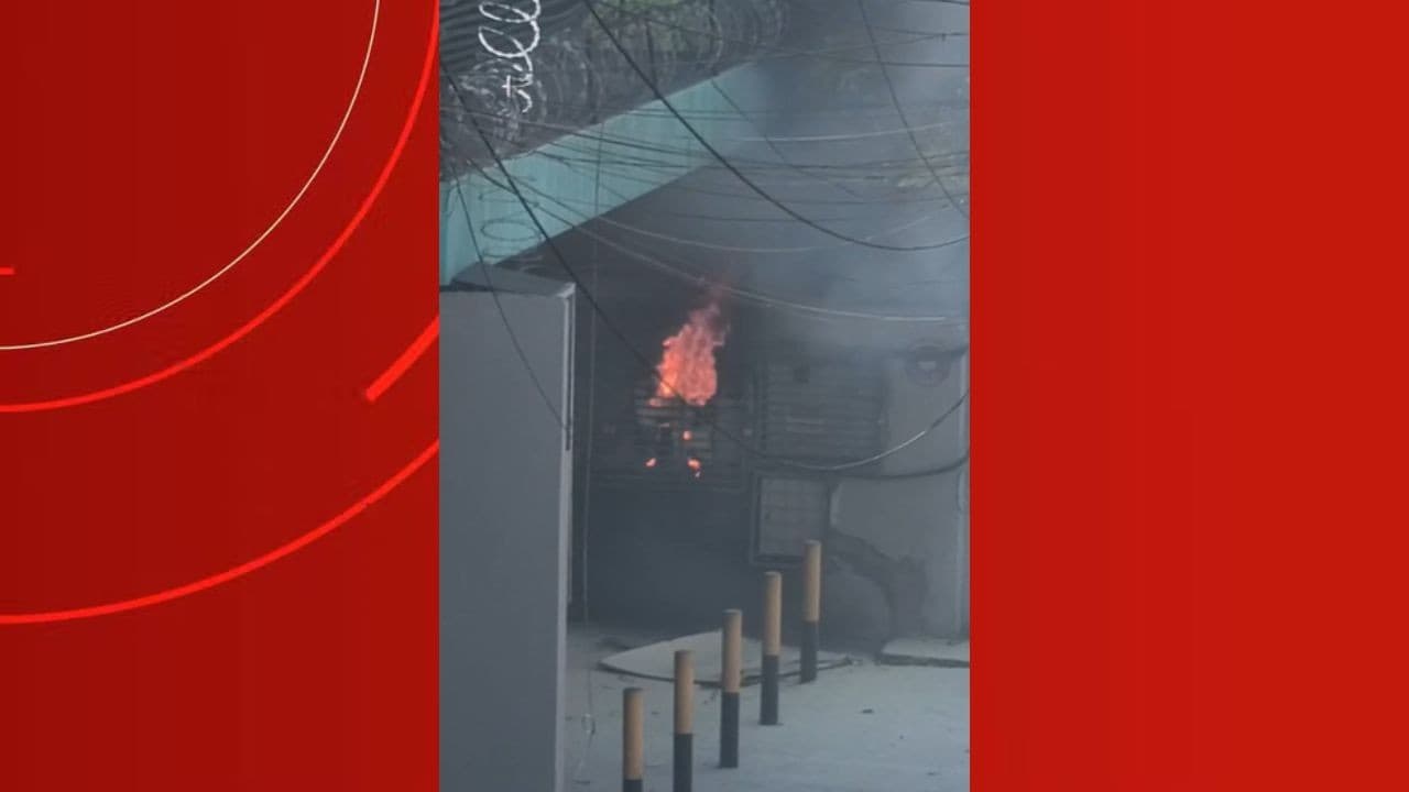 Viaturas do Corpo de Bombeiros paradas na Avenida Djalma Batista, em Manaus, durante atendimento a incêndio em estabelecimento comercial.