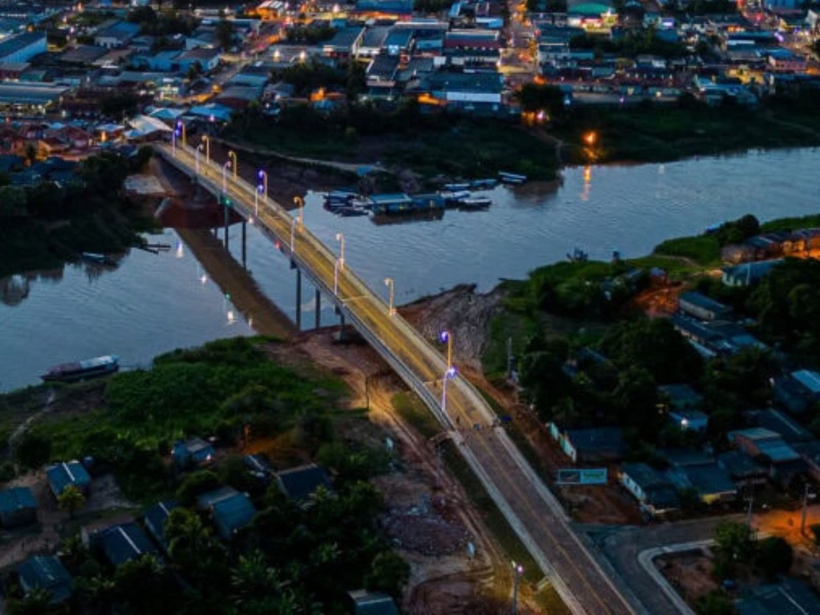 Ponte de concreto interditada às margens do Rio Iaco, em Sena Madureira (AC).