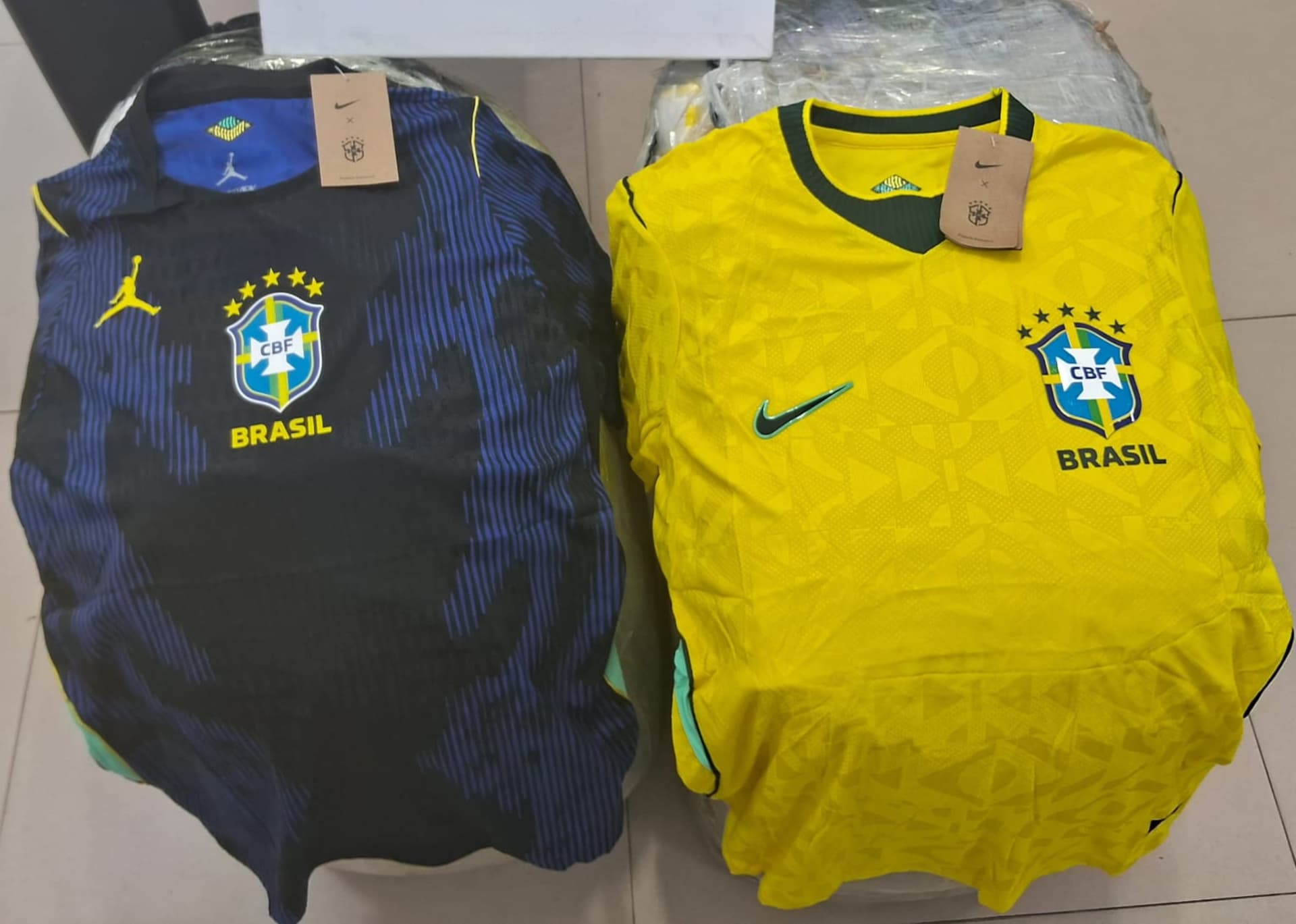 Camisas apreendidas em fiscalização federal