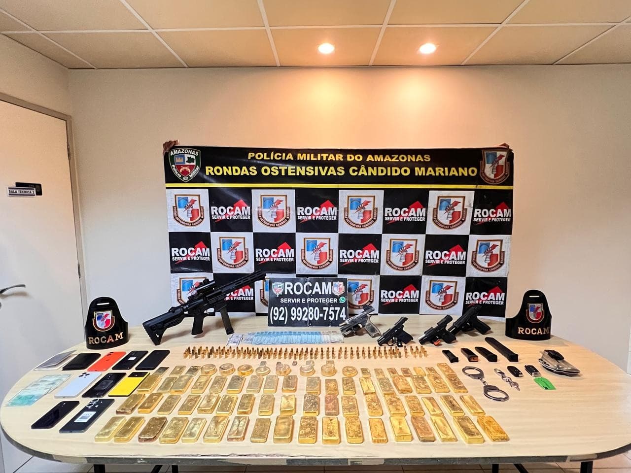 Viatura da Polícia Federal estacionada em via pública de Manaus durante operação.