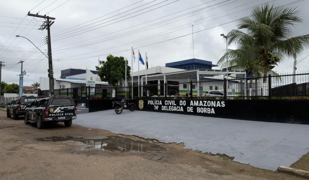 Viatura da Polícia Civil do Amazonas estacionada em via pública.