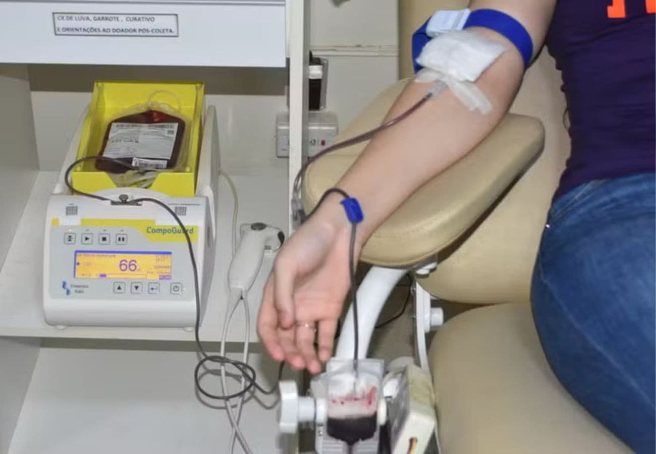 Pessoa preenche ficha de cadastro em posto de coleta de sangue em Palmas.