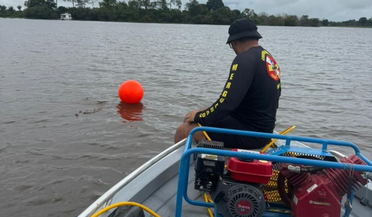 Barcos atracados em margem de rio na região de Autazes, no Amazonas.